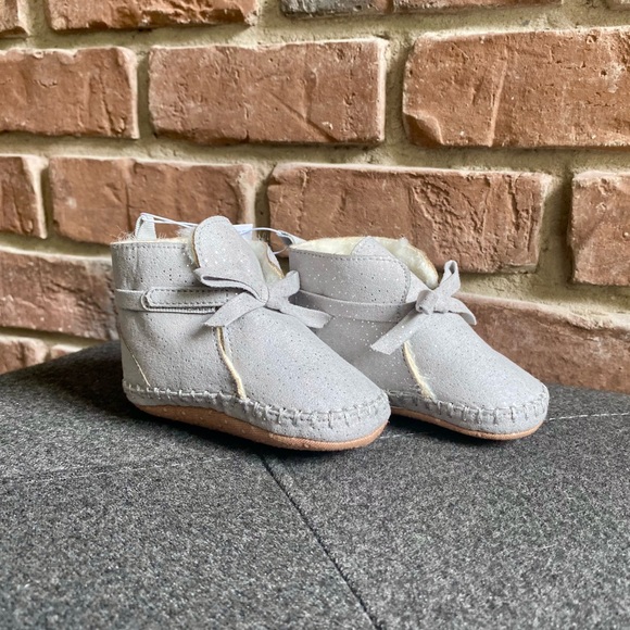 6-12M NWT Old Navy Faux Suede Grey Booties - Picture 2 of 9